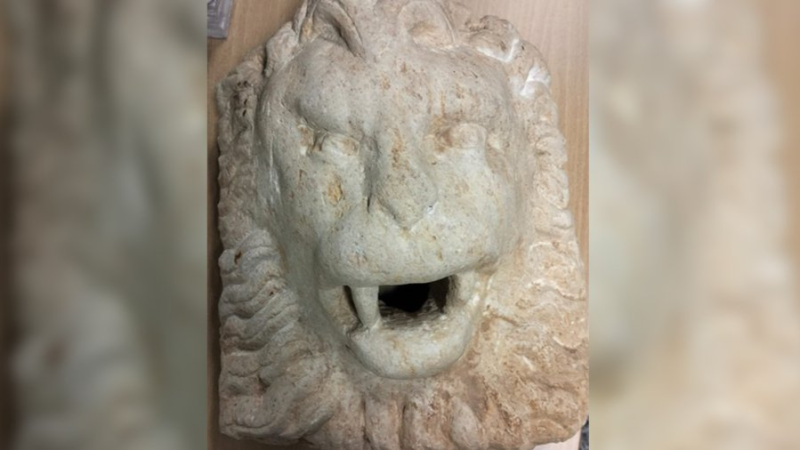Aéroport Enfidha-Hammamet: Une tête de lion antique dans la valise
